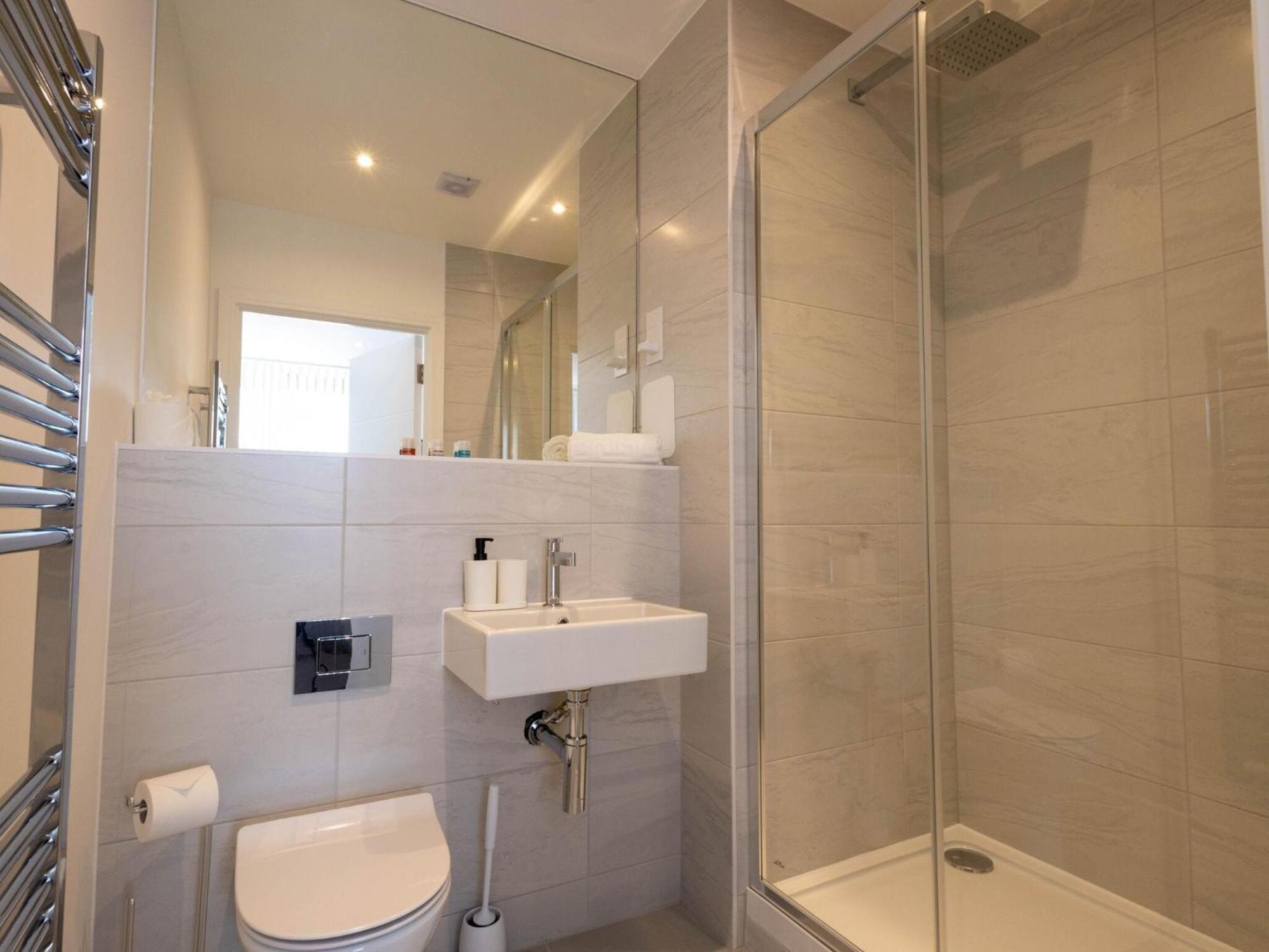 Modern Apartments With Balcony In Merton Near Wimbledon By Sojo Stay Mitcham Exterior foto